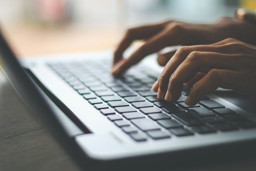 students managing a side hustle as social media managers