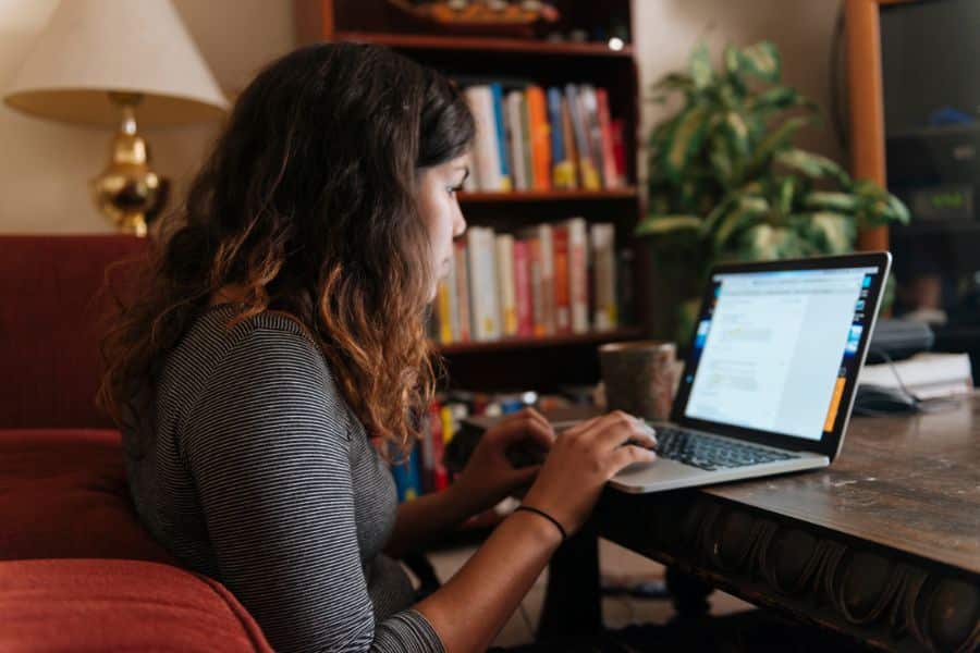 graduate reading about red flags to look for during job search