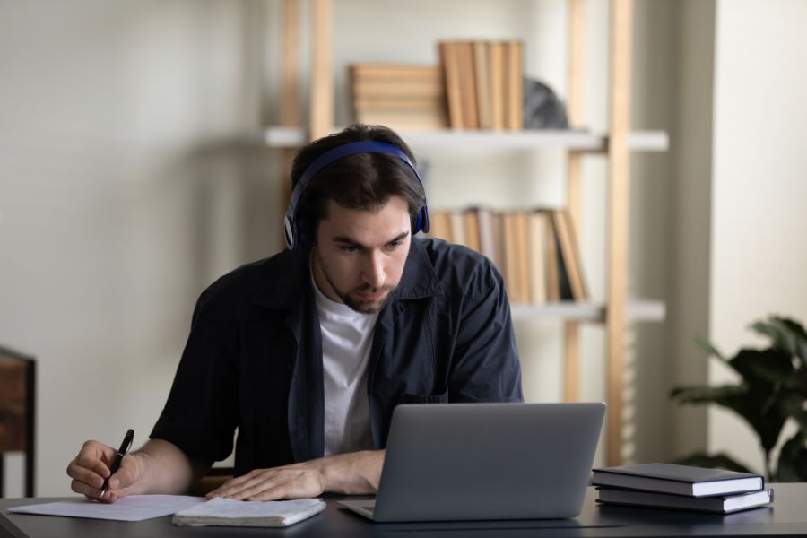 student enrolling in online courses during school holidays