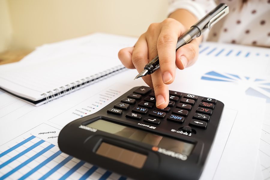 student studying accounting with the help of accounting bursaries