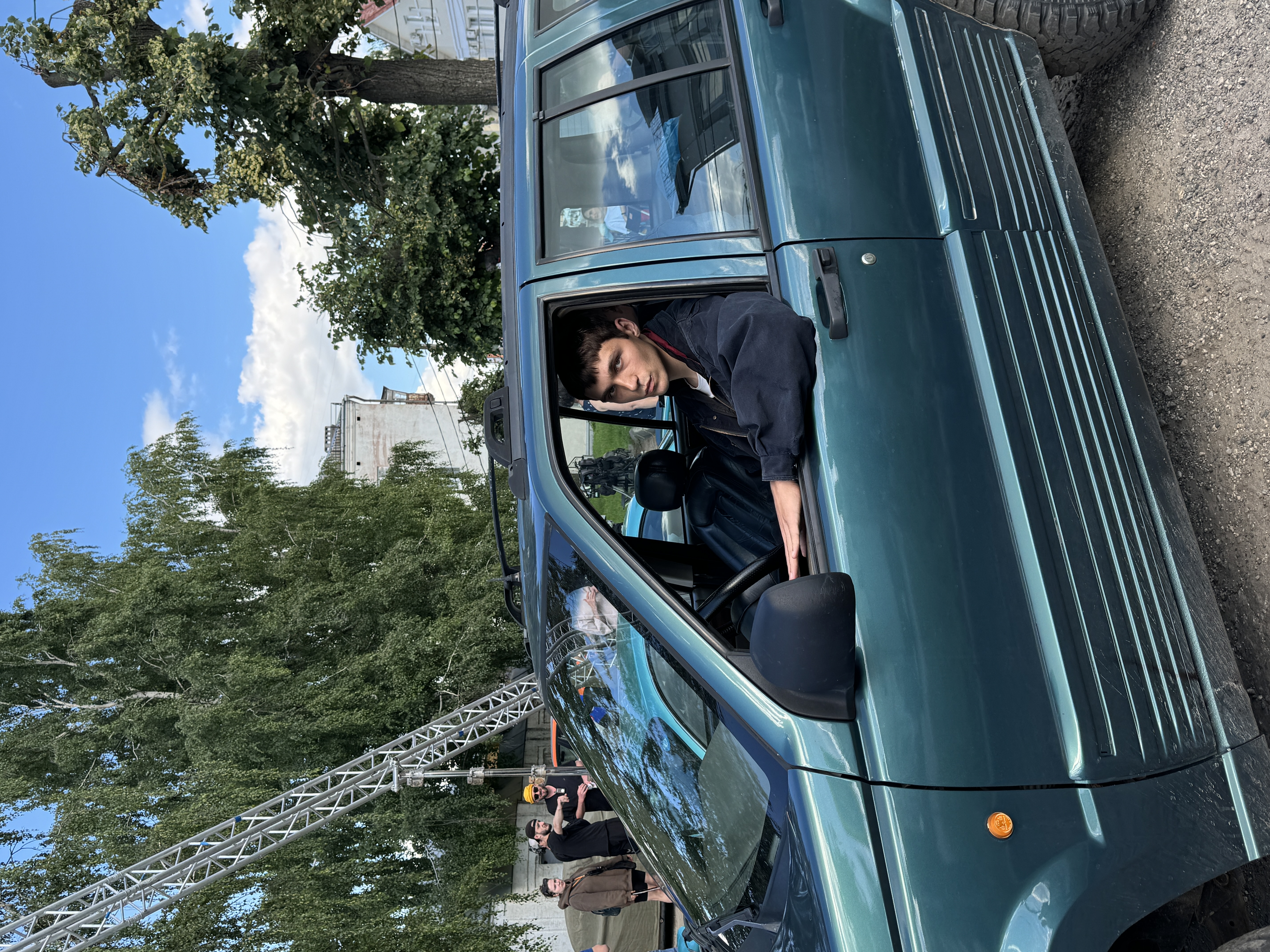 Глеб Шевнин фото со съёмок в машине