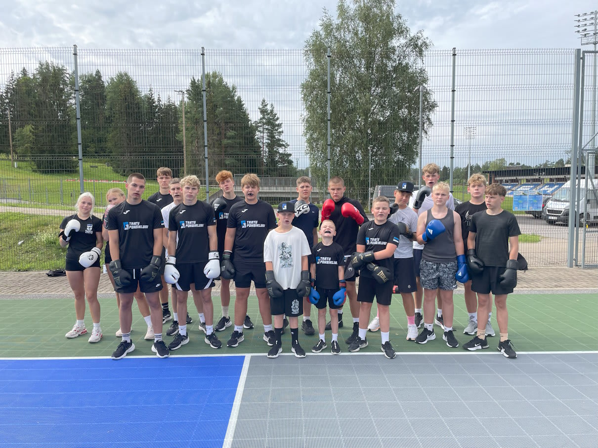 Tartu Poksiklubi suvelaager Otepääl – osalejad treeningul