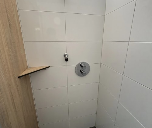 De douche in het privé sanitair