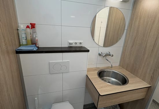 privé sanitair wasbak en wc