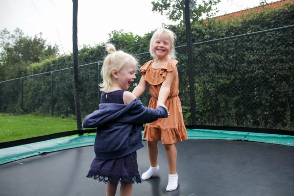Spelende kinderen op de trampoline
