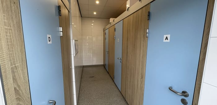 de ingang van privé sanitair