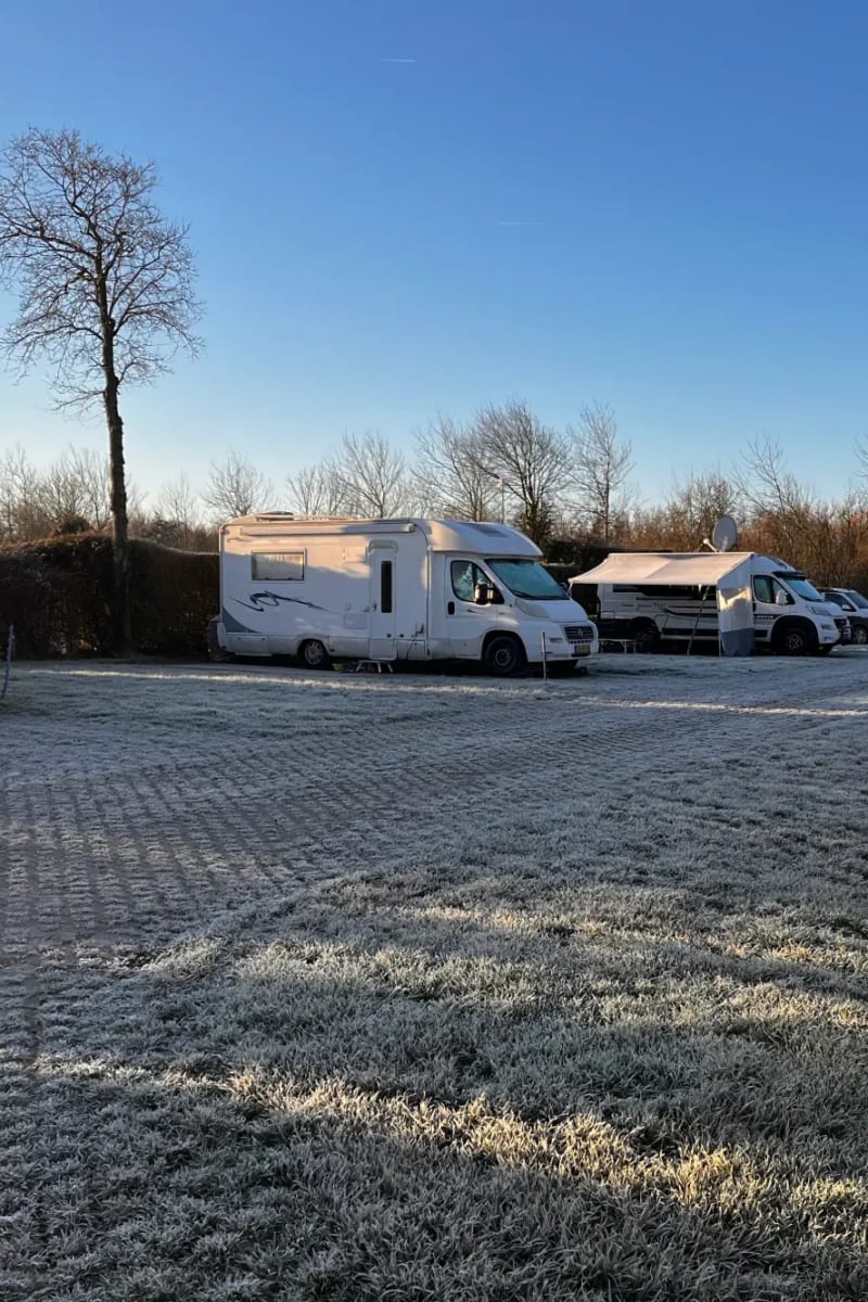 Gezellige caravan in de winter