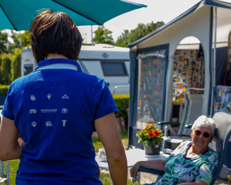 Gastvrije Simone in gesprek met ander gasten