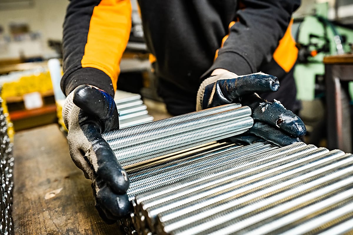 Sanding threaded rods