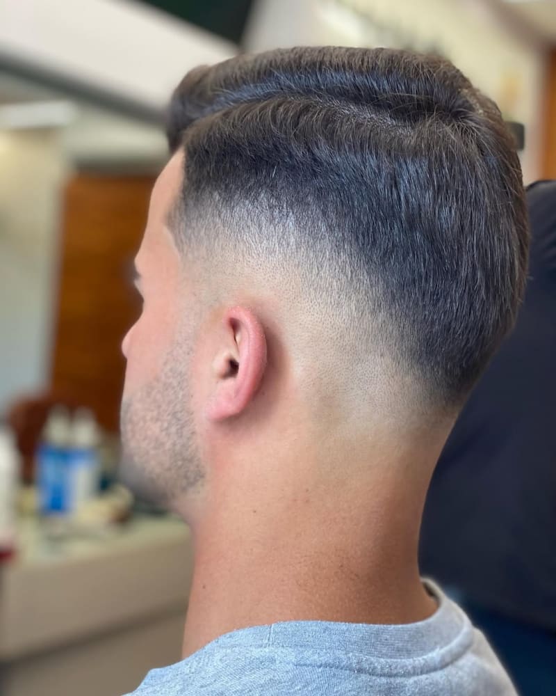 Estilo e design de corte degradê realizado na Barbearia Amorim