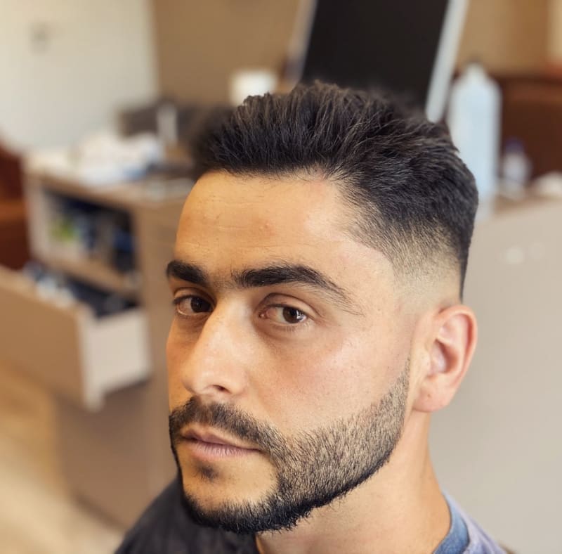 Acabamento superior e barba aparada na Barbearia Amorim Barcelos