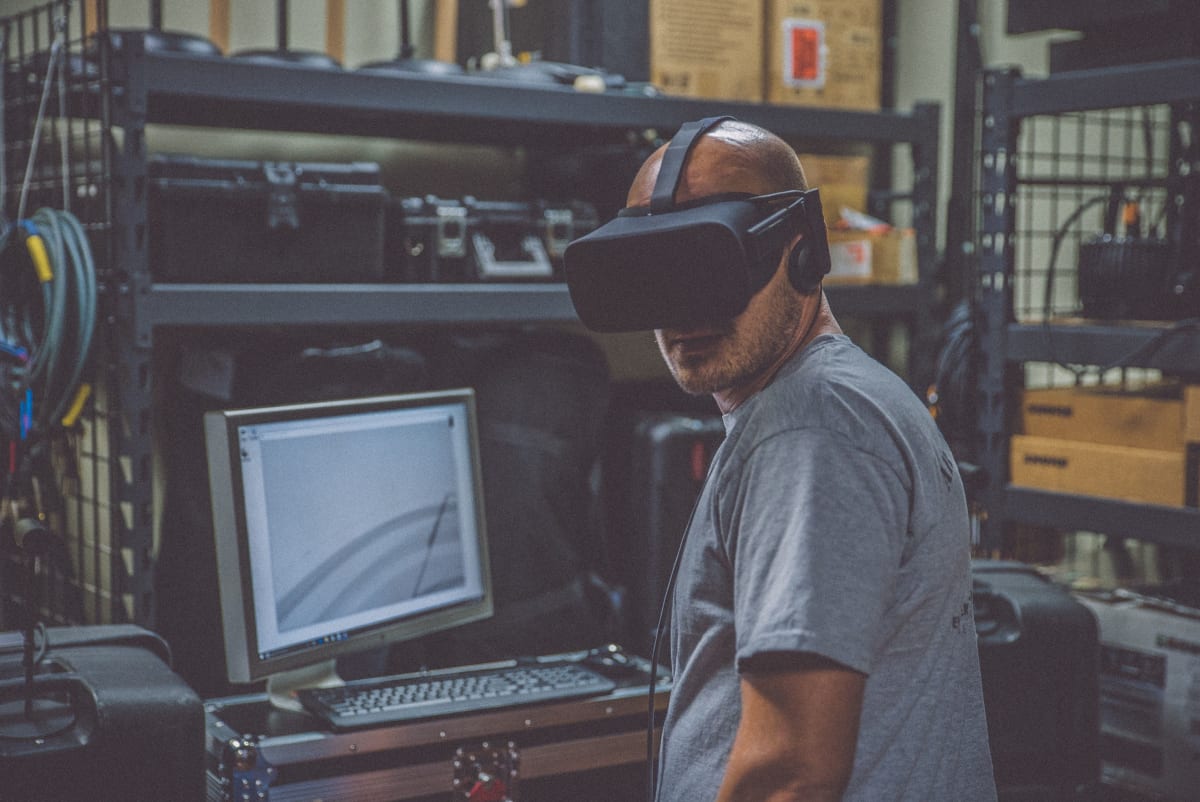 Why do Market leaders should make use of AR/VR technology?