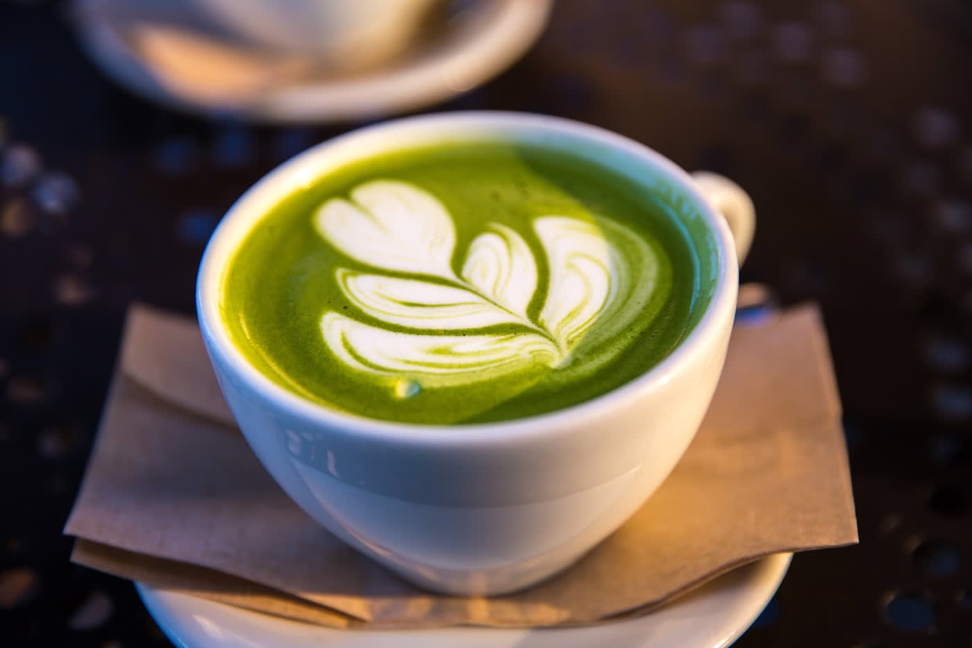 Matcha latte premium dans un verre avec mousse fine