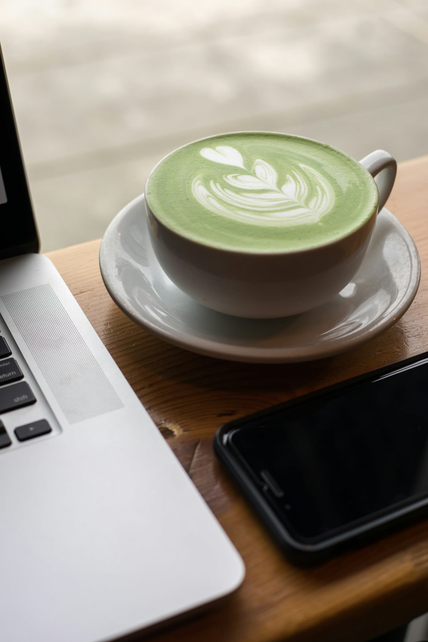 Poudre de matcha premium dans une coupelle sombre