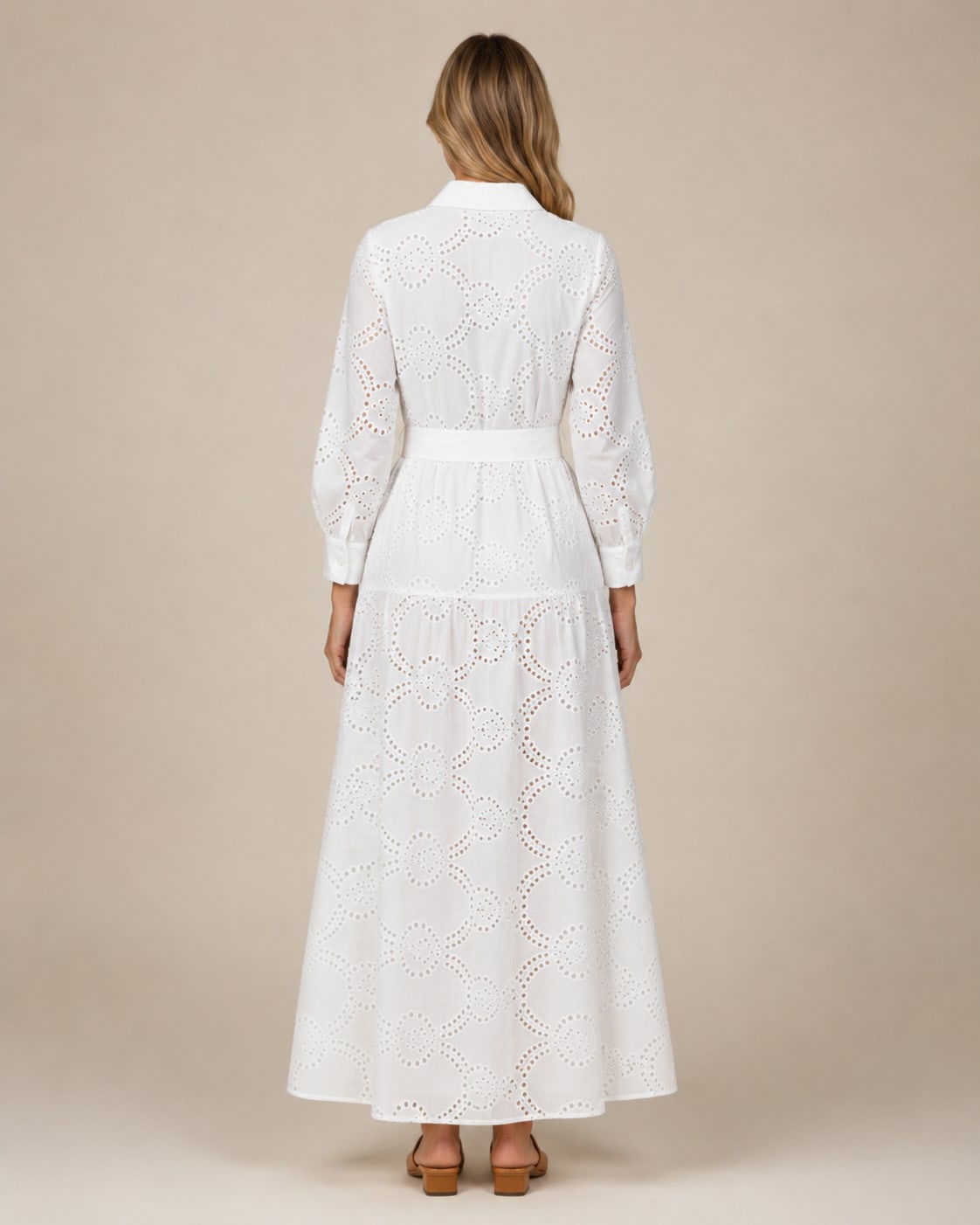 Robe blanche élégante Tsniout