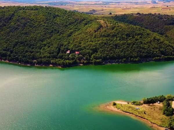 Pogled iz vazduha na Bovansko jezero sa šumovitim bregom i peščanom rtom