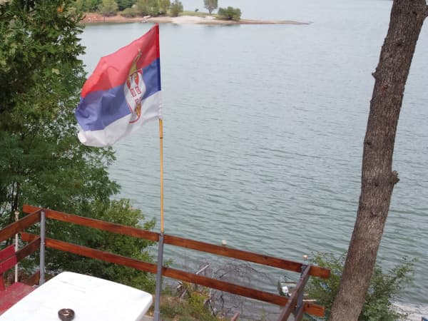 Terasa sa srpskom zastavom i pogledom na Bovansko jezero i šumovita brda
