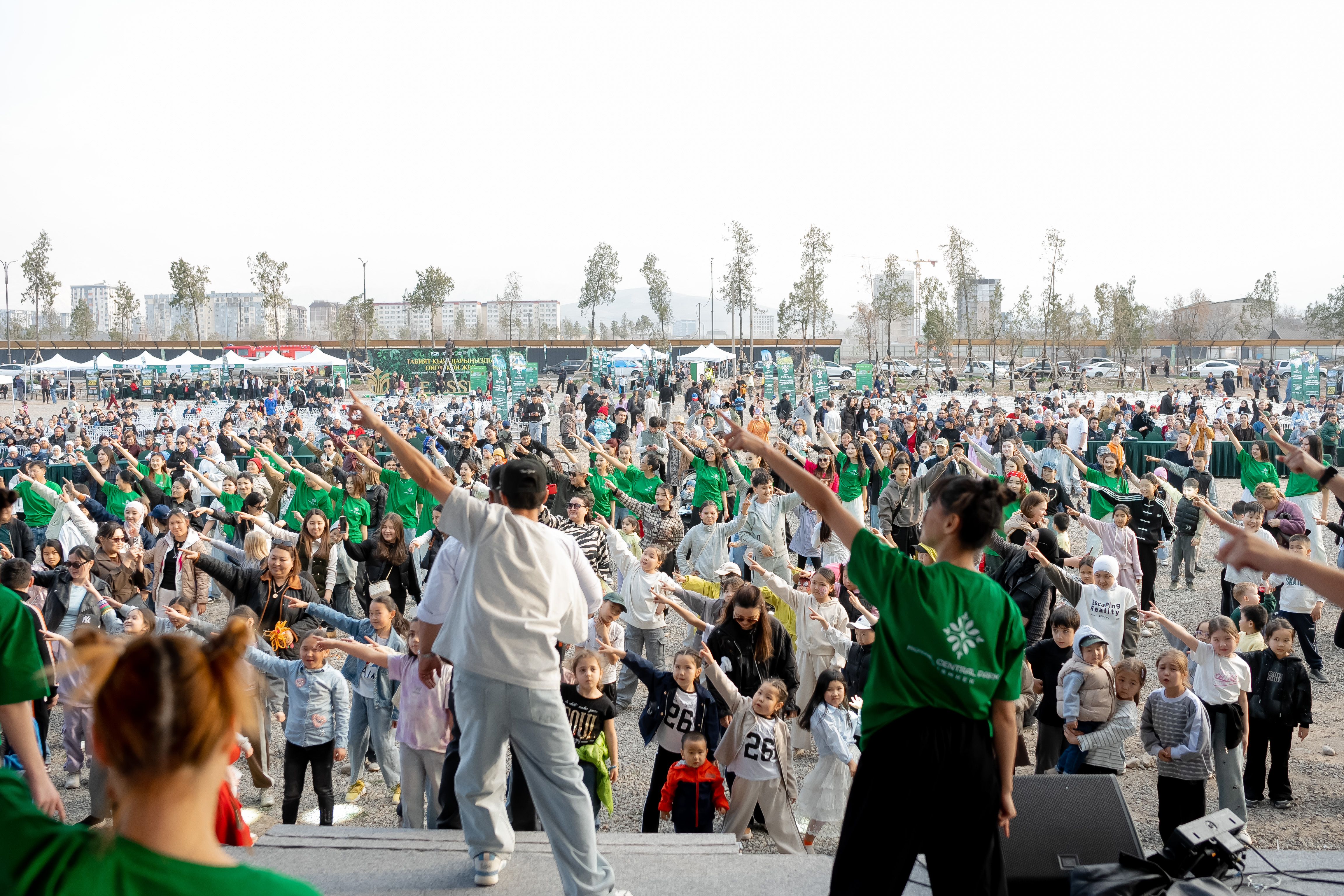 Кумарлануу менен жарыктанган сахна — бул жаш таланттар өзүнүн өзгөчөлүгүн жана кыял-максаттарын ишенимдүү түрдө көрсөткөн жай