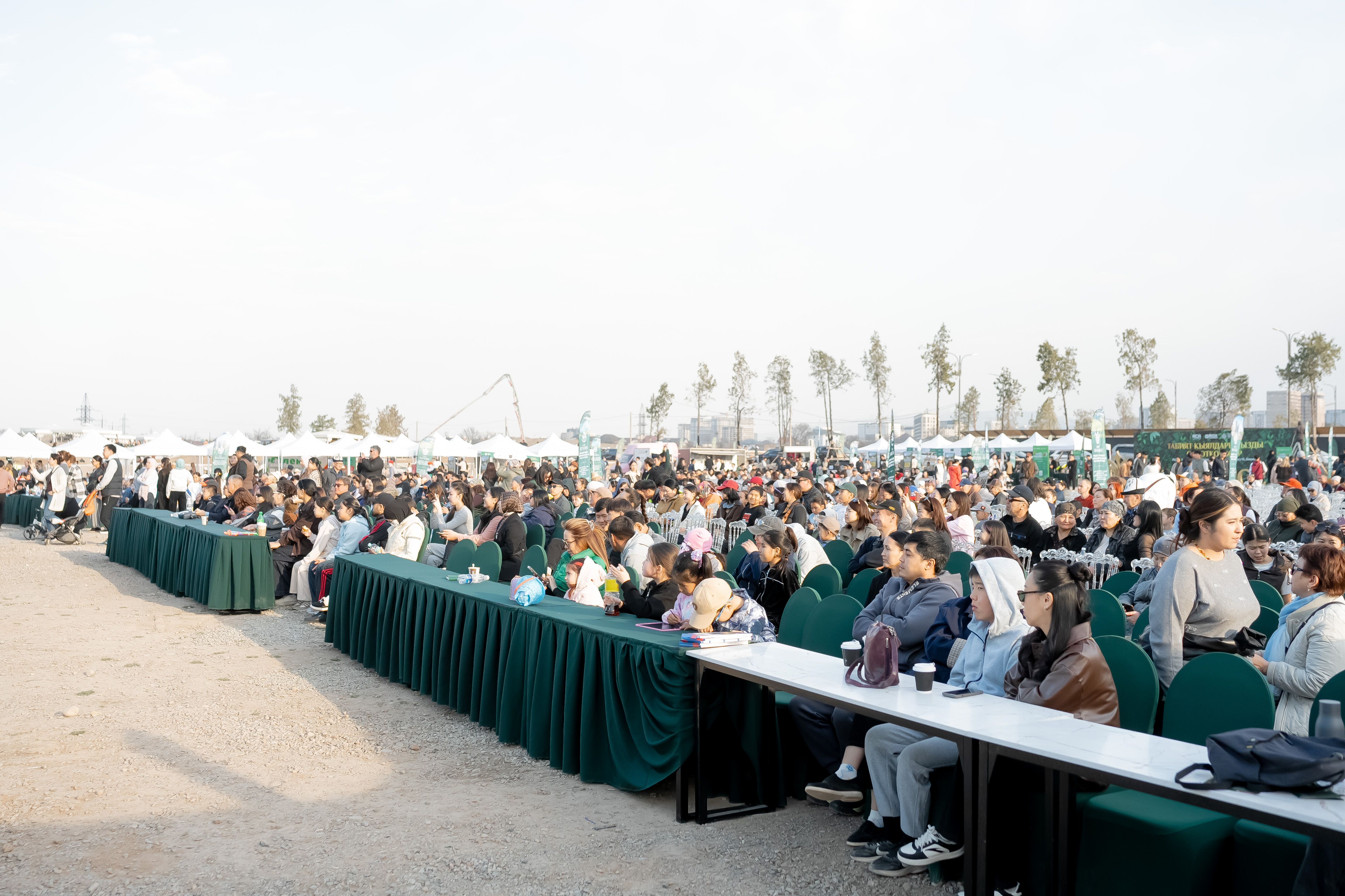 Жакынча 5 000 конок чогулуп, кубаныч жана бакытка толгон майрамдык атмосфераны түзүштү.