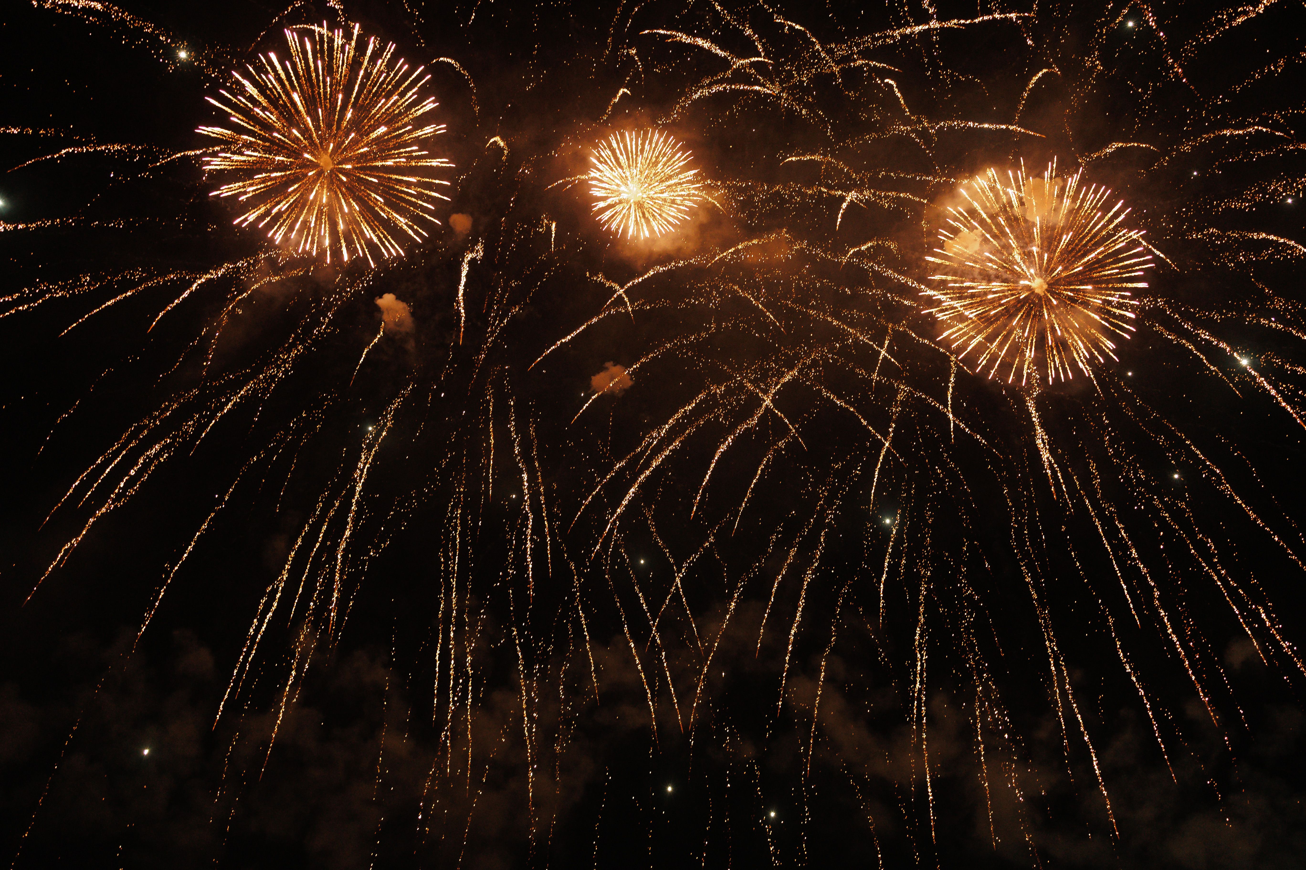 Бишкектин асманы жаркыраган фейерверк менен жарык менен толуп, дээрлик 6 мүнөткө созулду.