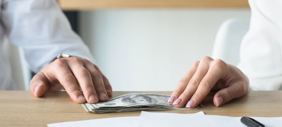 Жалал-Абадда милиция кызматкерлери пара алып жаткан жеринен кармалды