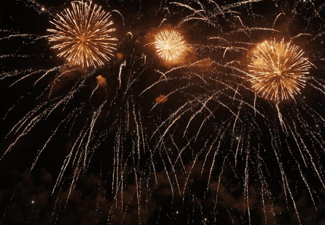 Бишкектин асманы дээрлик 5 мүнөткө созулган жаркыраган фейерверк менен нурланат