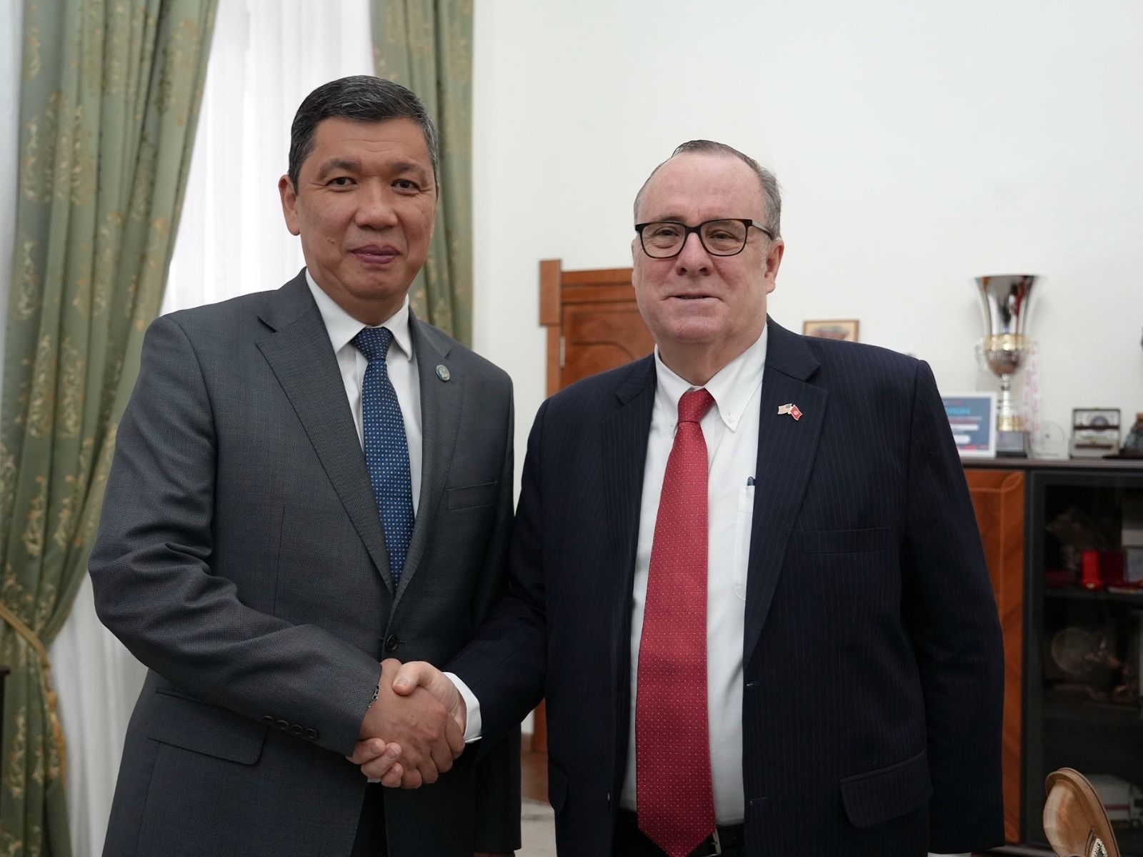 Мэр Айбек Джунушалиев АКШнын элчиси менен жолугушту