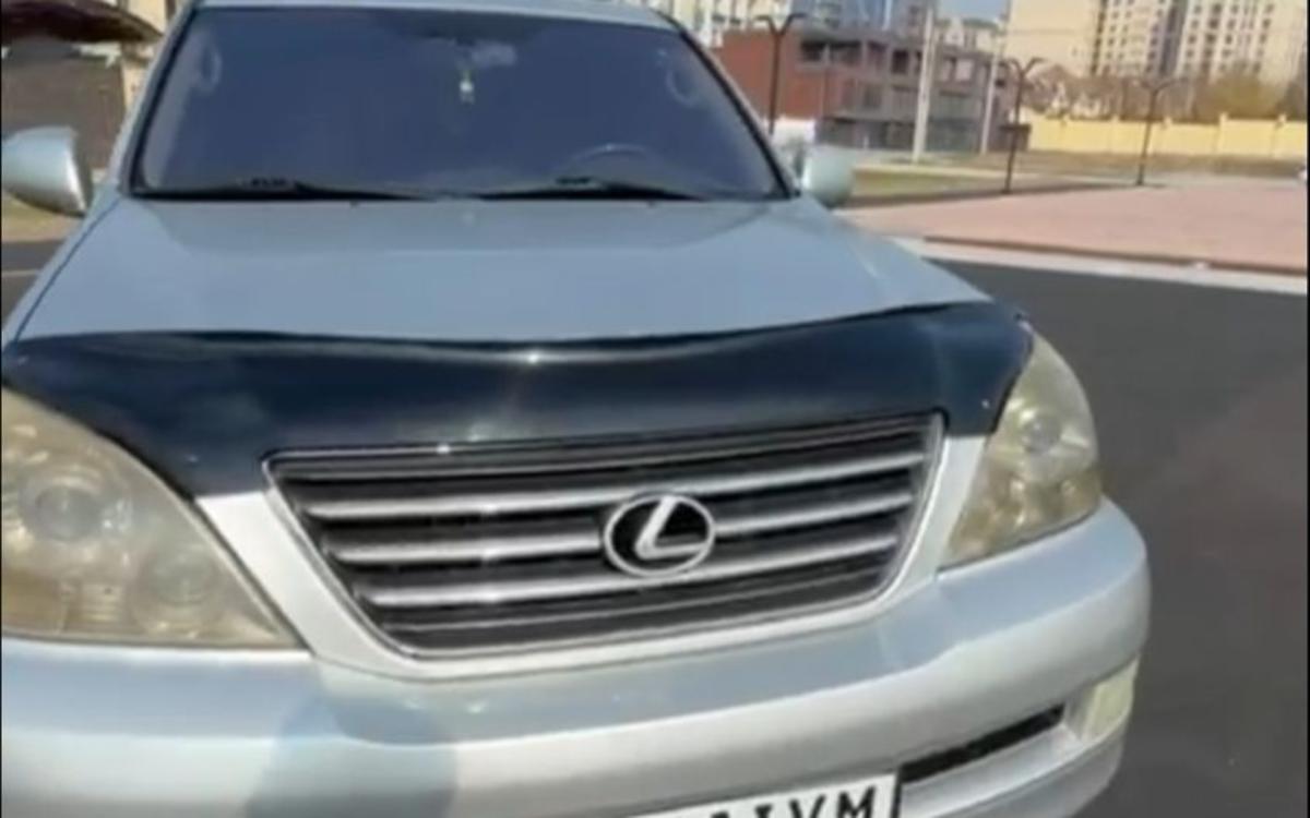 Сүйлөшкөн кызынын атын унаасынын номуруна жазып алган жигитке айып салынды