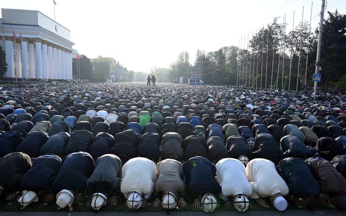 Бишкекте айт намазы Эски аянтта окулат