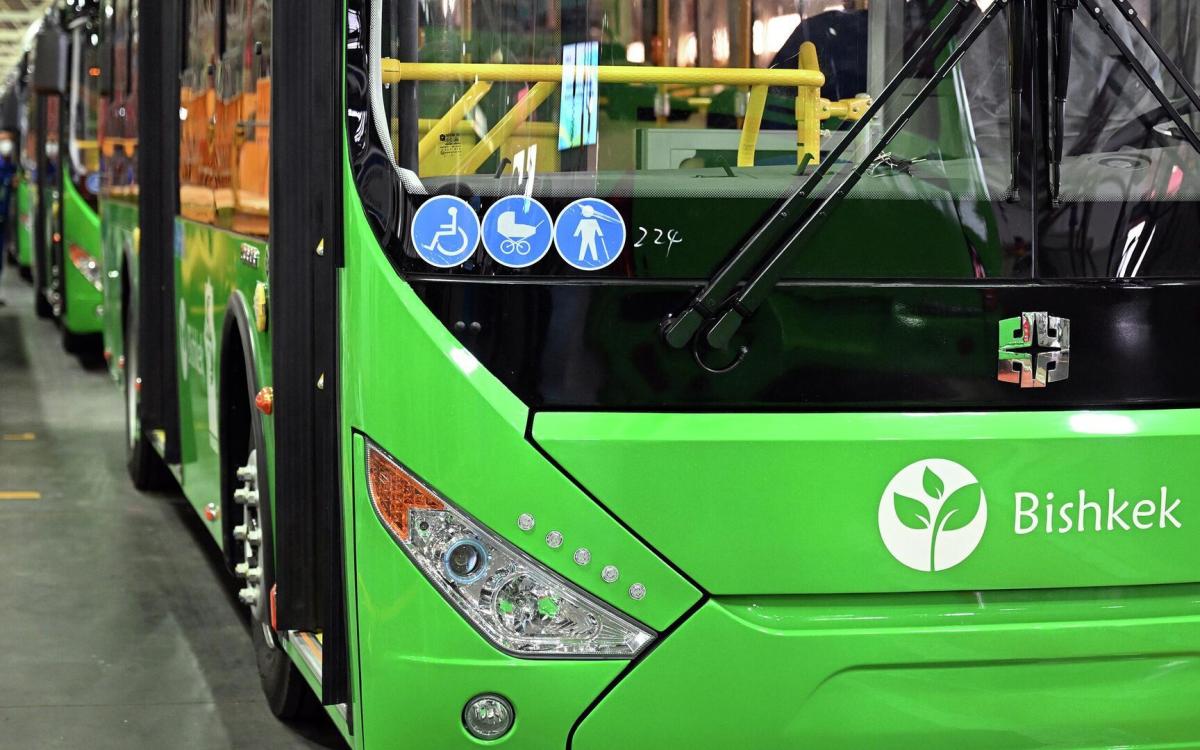 Бишкекте автобуста жүргүнчү айдоочуга стакан ыргытты