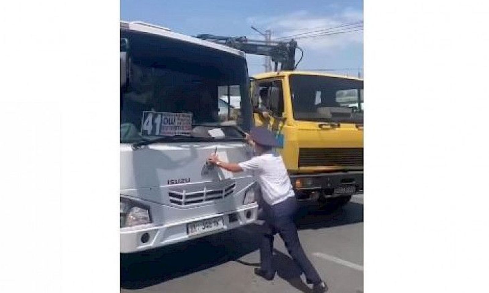 ВИДЕО-Бишкекте автобустун айдоочусу милиционерди сүзүп кете жаздады