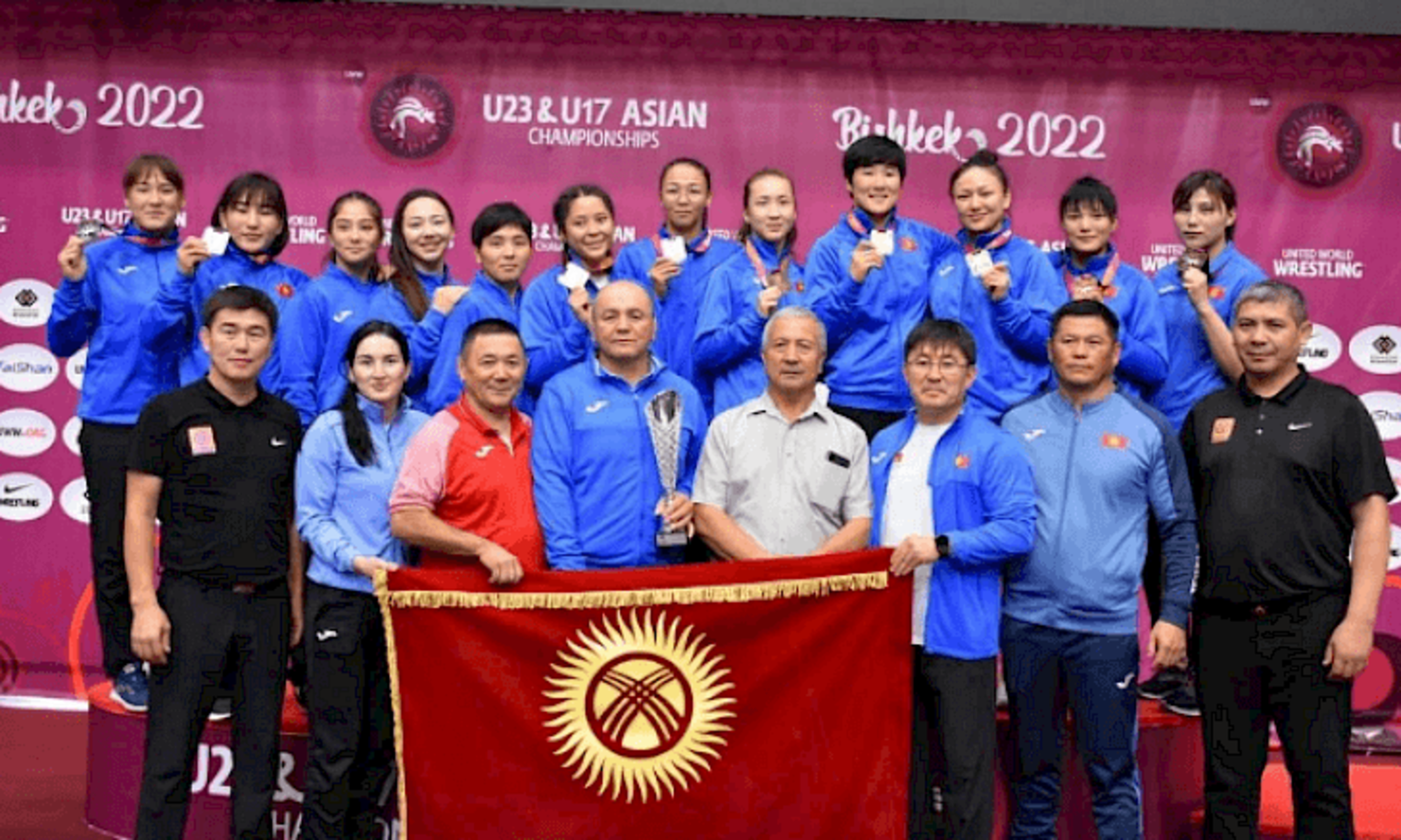 Дүйнө чемпионатына даярдык. Кыз-келиндер күрөшү боюнча улуттук курама команда даярдык көрүүдө