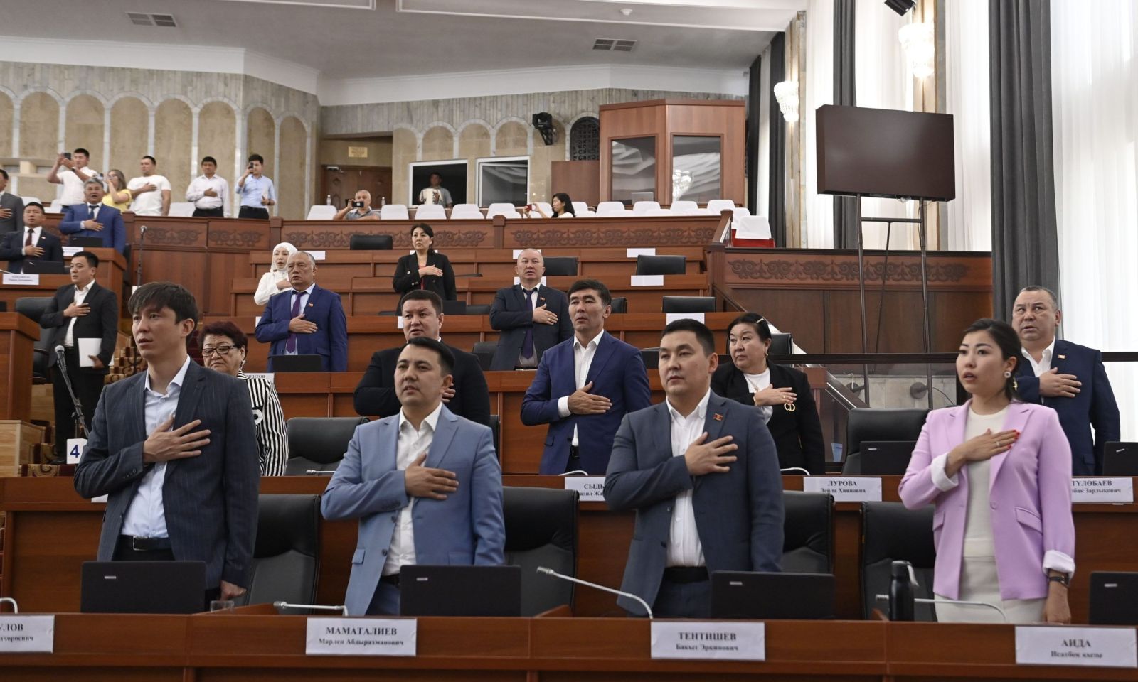 Депутаттар 2 айга эс алууга кетишти