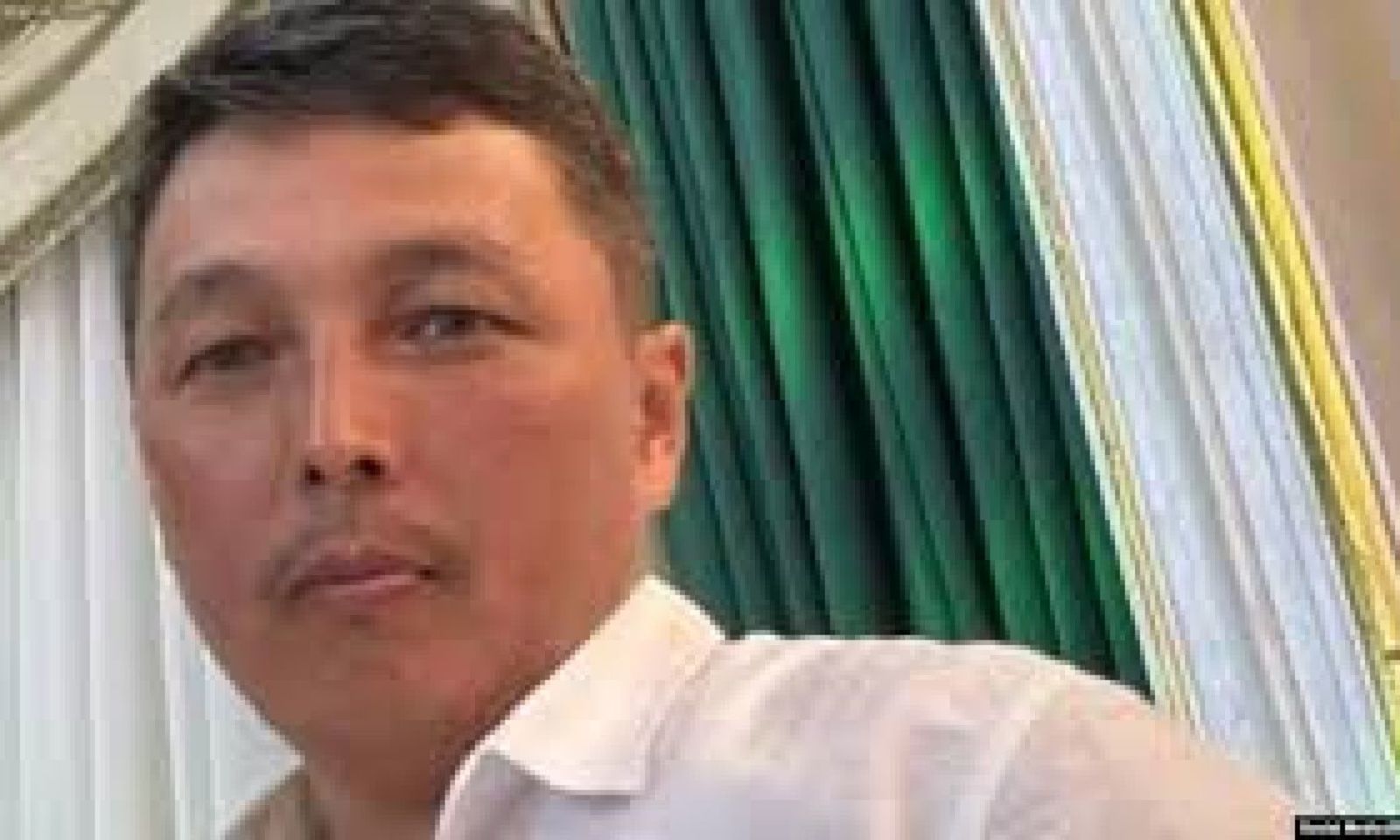  Шаардык сот Эрнис Жээнтаевди абактан бошотту