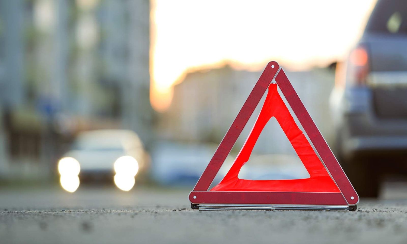 Нарын шаарында катуу ылдамдыктагы унаа жөө адамдарды сүзүп кетти