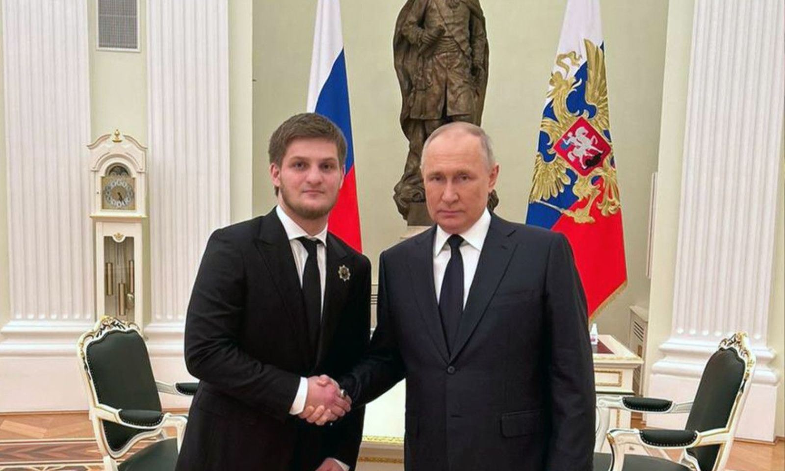 Владимир Путин Рамзан Кадыровтун 20 жаштагы уулу Ахмат Кадыровко ыраазычылык билдиргенин орус басылмалары жазышты.