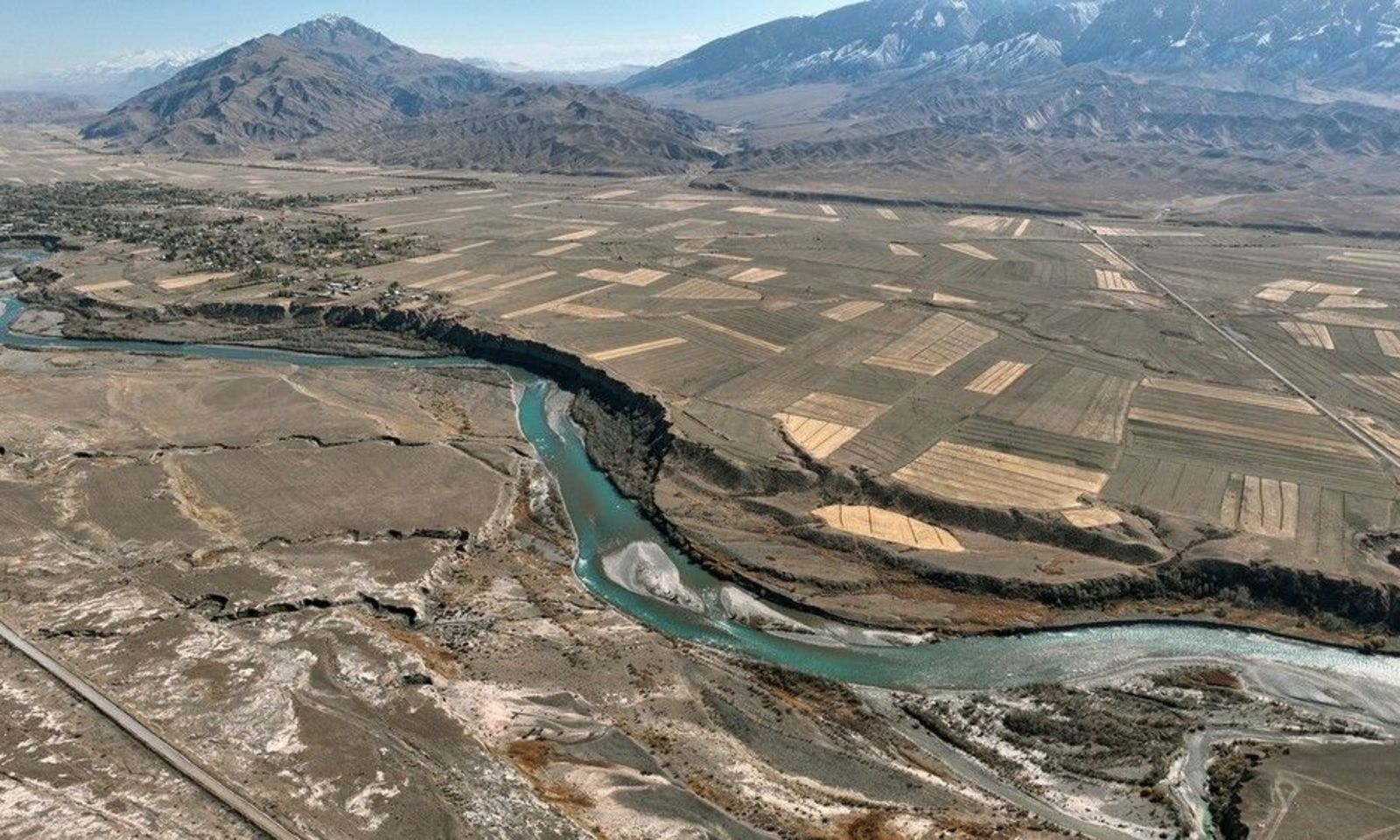 Нарын шаарында дарыяга түшүп кеткен бала изделүүдө