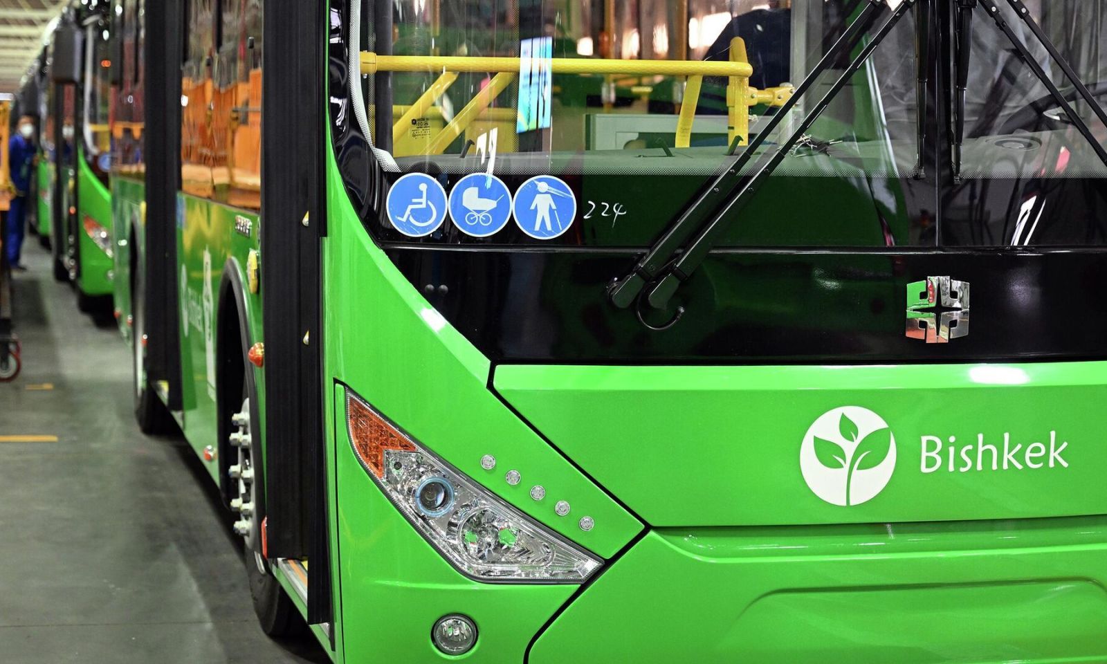 Бишкекте автобуста жүргүнчү айдоочуга стакан ыргытты