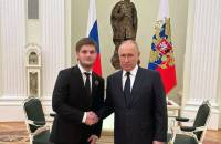 Владимир Путин Рамзан Кадыровтун 20 жаштагы уулу Ахмат Кадыровко ыраазычылык билдиргенин орус басылмалары жазышты.