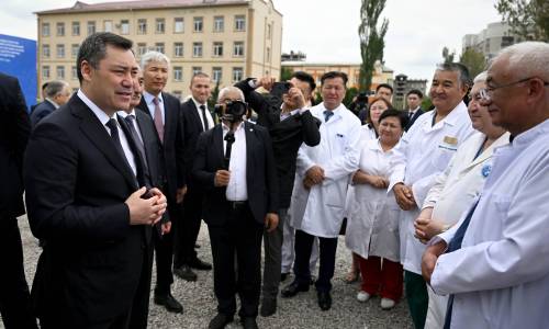 Кыргызстанда дарыгерлердин айлыгы 100 пайызга көтөрүлөт