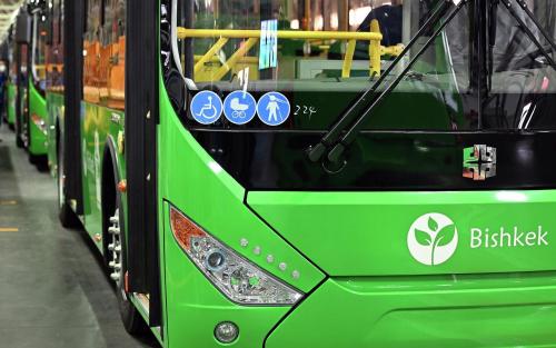 Бишкекте автобуста жүргүнчү айдоочуга стакан ыргытты