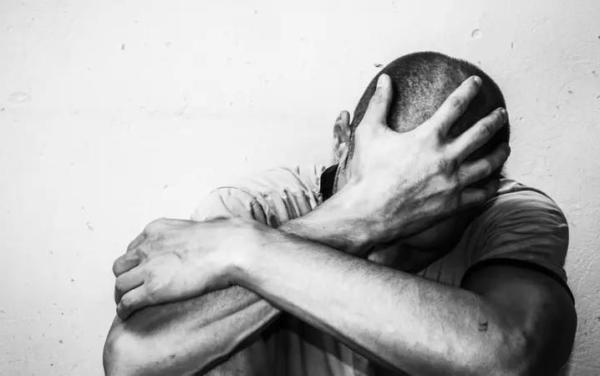 Шектүү өзүн өлтүрүүгө аракет кылган. Бишкекте жаш кыздын сөөгү табылды