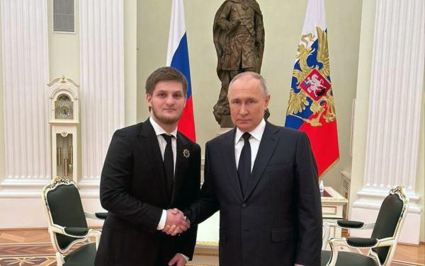 Владимир Путин Рамзан Кадыровтун 20 жаштагы уулу Ахмат Кадыровко ыраазычылык билдиргенин орус басылмалары жазышты.