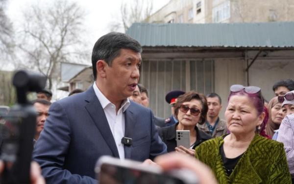 Бишкекте авариялык үйдүн тургундары менен мэр жолугушту