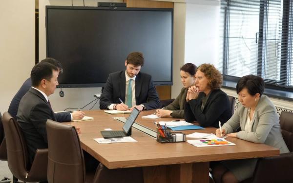 Министр Эрлист Акунбеков БУУнун Кыргызстандагы өкүлү Антье Граве менен жолугушту