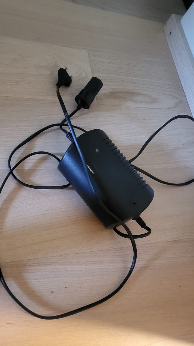 Adapteri tupakansytytin -> verkkovirta