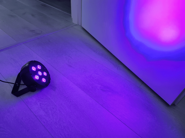 4x kompakti ja mobiili LED-juhlavalo