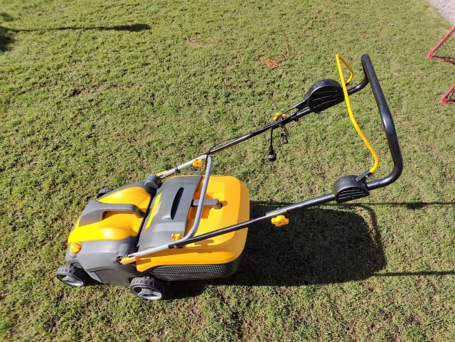 Stiga nurmikonilmaaja ja sammaleenpoistaja