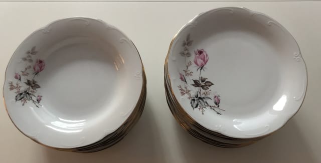 Astiasto, tarjoilulautaset ja kulhot