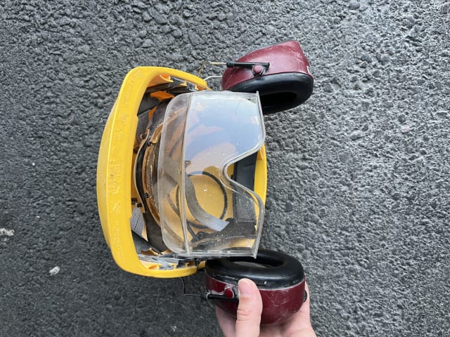 Suojakypärä silmäsuojilla ja radiokuulosuojaimilla